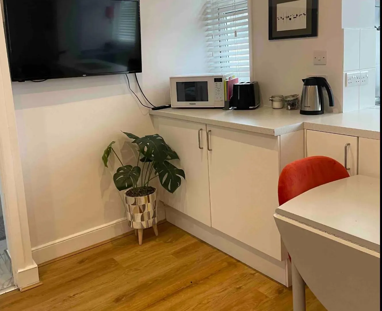Flat In The Heart Of Leigh On Sea Less Than 2 Miles From The Beach Southend-on-Sea 0*,  United Kingdom