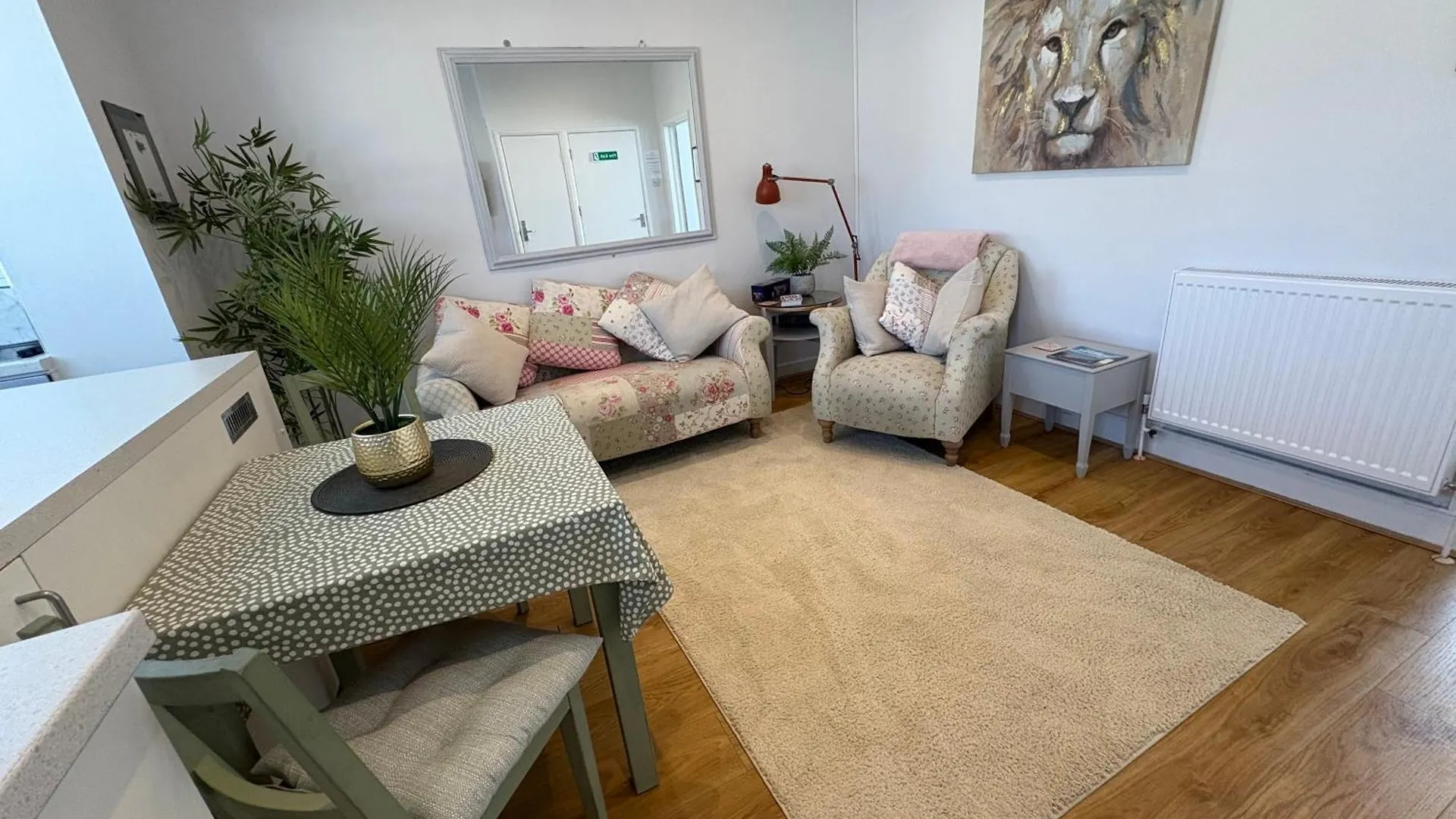 Flat In The Heart Of Leigh On Sea Less Than 2 Miles From The Beach Southend-on-Sea 0*,  United Kingdom