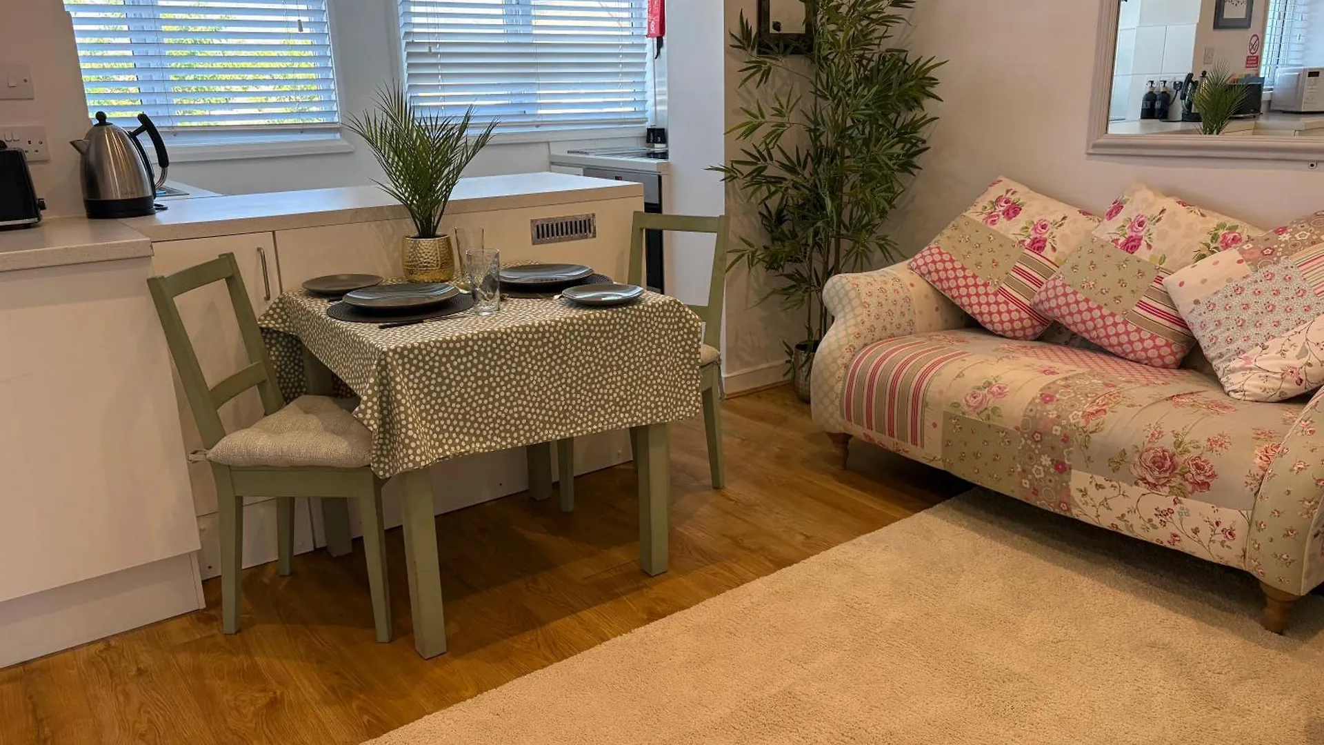 Flat In The Heart Of Leigh On Sea Less Than 2 Miles From The Beach Southend-on-Sea Apartment